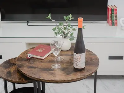 a bottle of wine and a glass on a table at Winahost Apartamento Sanlúcar de Barrameda in Sanlúcar de Barrameda