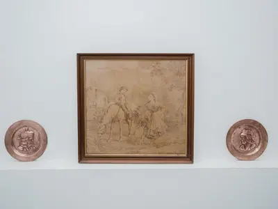 a painting on a wall next to two coins at Winahost Apartamento Sanlúcar de Barrameda in Sanlúcar de Barrameda