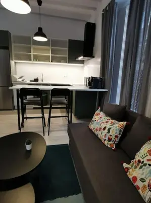a living room with a couch and a kitchen at CDZ - Buenos Aires en Cádiz in Cádiz