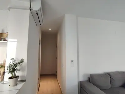 a living room with a couch and a white wall at Moderno apartamento en el centro de Jerez in Jerez de la Frontera