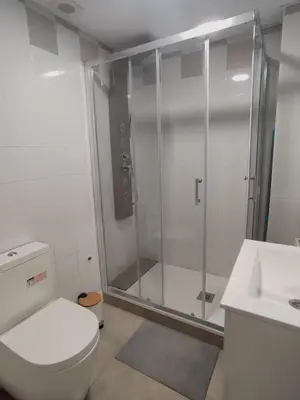 a bathroom with a shower and a toilet and a sink at Moderno apartamento en el centro de Jerez in Jerez de la Frontera