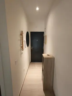 a hallway with a black door and a wooden floor at Moderno apartamento en el centro de Jerez in Jerez de la Frontera