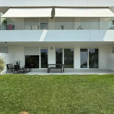 Nuevo bajo con gran jardín en primera línea playa