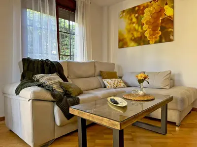a bedroom with a bed with a floral wallpaper at Apartamento Antique Muralla - Ole Solutions in Jerez de la Frontera