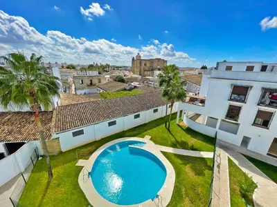 a bedroom with two beds and a wall with a wallpaper at Apartamento Antique Muralla - Ole Solutions in Jerez de la Frontera