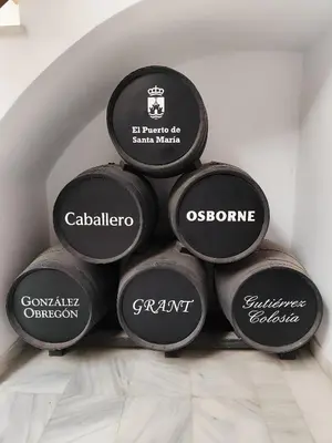 a pile of black plates stacked on top of each other at Adelitas Home El Puerto in El Puerto de Santa María