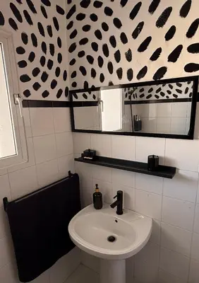 a bathroom with a sink and a mirror at Apartamentos ÁBREME Y VERÁS in Arcos de la Frontera