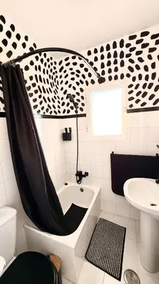 a bathroom with a bath tub and a sink at Apartamentos ÁBREME Y VERÁS in Arcos de la Frontera