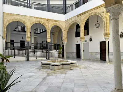 a courtyard with a fountain in the middle of a building at Apartamento Castellanos - Ole Solutions in Jerez de la Frontera