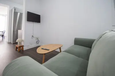 a living room with a green couch and a table at Zambra en Cádiz in Cádiz
