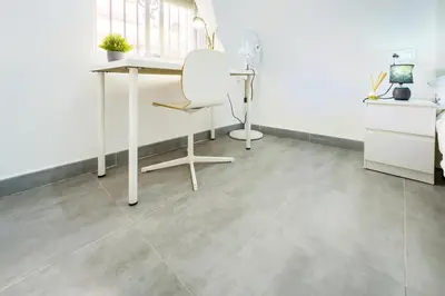 a room with a desk and a chair and a table at Apartamento Plaza Falla Caleta in Cádiz