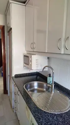 a kitchen with a sink and a microwave at Acogedor apartamento en Bahía Blanca, Cádiz a 3 min de la playa in Cádiz
