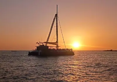 a boat with people on it in the ocean at sunset at Villa Duplex 3 Bedrooms, 400 M to the beach, Pool in Novo Sancti Petri