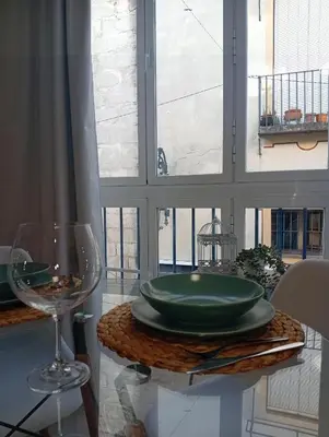a table with a green plate on top of a window at Tartaneros Playa con Parking in Sanlúcar de Barrameda