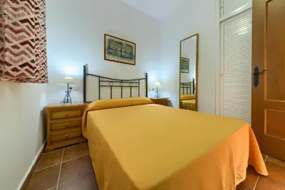 a kitchen with a sink and a microwave at Bungalows - Conil Playa in Conil de la Frontera
