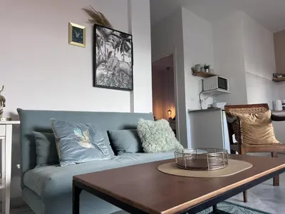 a living room with a couch and a table at Apartamento El Convento - Ole Solutions in Jerez de la Frontera