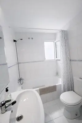 a bathroom with a tub and a toilet and a sink at Apartamento 3 dormitorios con garaje y wifi gratis a pocos minutos del centro de Jerez in Jerez de la Frontera