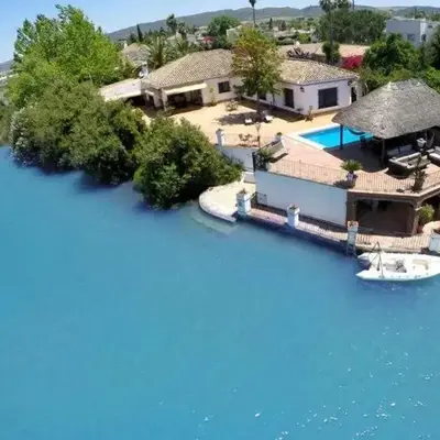 Espectacular casa con embarcadero.