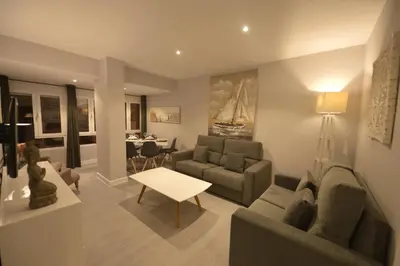 a living room with a couch and a table at Apartamento Victoria in Cádiz