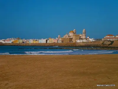 a view of a beach with buildings in the background at Studio Novena Little Apartments in Cádiz
