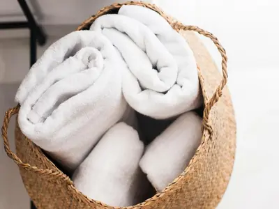 a basket filled with a baby blanket at Hostal La Casa Sanlúcar in Sanlúcar de Barrameda