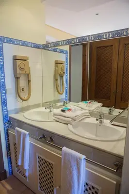 a bathroom with two sinks and a large mirror at Apartamentos Turísticos Bahía Sur in San Fernando