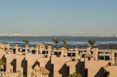 a view of a beach with buildings and the ocean at Apartamentos Turísticos Bahía Sur in San Fernando