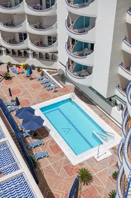 an overhead view of a swimming pool in front of a building at Hotel Playa Victoria in Cádiz