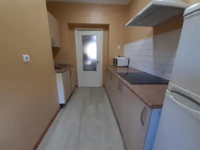 a small kitchen with a sink and a microwave at Apartamento Zona Norte in Jerez de la Frontera