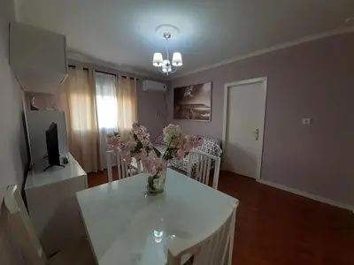 a living room with a vase of flowers on a table at Apartamento Zona Norte in Jerez de la Frontera