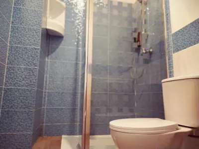a bathroom with a toilet and a shower at Spanish Galleon Lodge in Cádiz