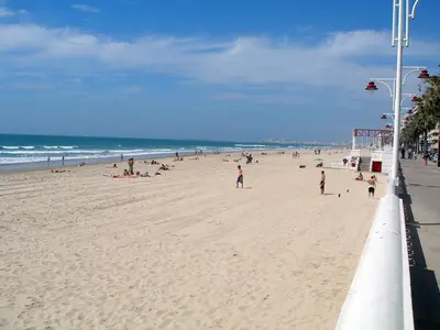 a group of people on a beach with the ocean at Apartamento Cantabrico in Cádiz