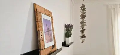 a wall with a picture and a vase of flowers at Sopranis by Gades Gestión in Cádiz