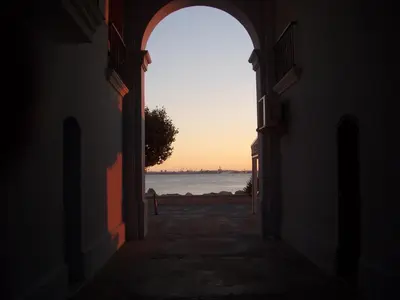 an archway in a building with a view of the ocean at Apartamento Caballo Sherry in El Puerto de Santa María
