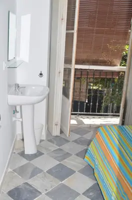 a bathroom with a sink and a window at Pensión Las Cuatro Naciones in Cádiz