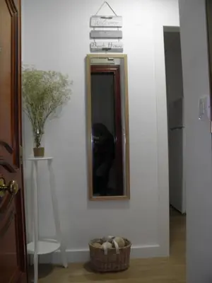 a mirror on a wall with a basket in a room at Apartamento Playa100m in Sanlúcar de Barrameda