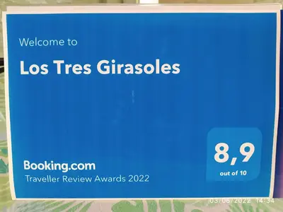 a sign that says los trees emergencies with a clock at Los Tres Girasoles in Cádiz