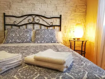 a bedroom with a bed with towels on it at La Casa del Camaleon in Chipiona