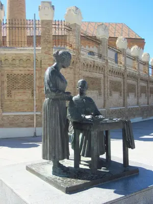 a statue of a woman and a man sitting at a table at Botic4 in Cádiz