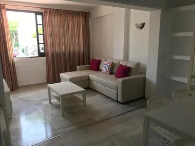 a living room with a couch and a table at Apartamento Vistahermosa Centro in El Puerto de Santa María