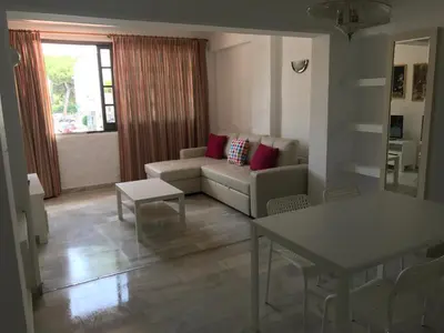 a living room with a couch and a table at Apartamento Vistahermosa Centro in El Puerto de Santa María