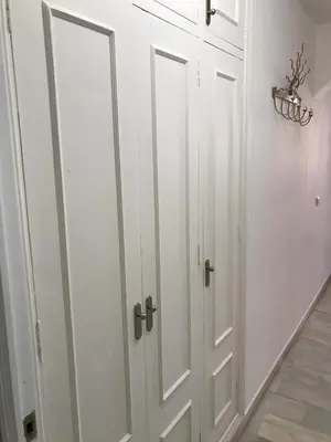 a pair of white closet doors in a room at Apartamento Vistahermosa Centro in El Puerto de Santa María