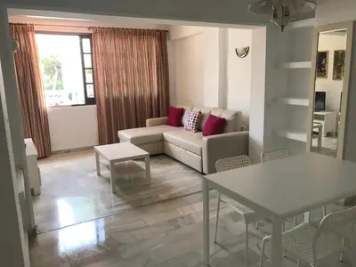 a living room with a couch and a table at Apartamento Vistahermosa Centro in El Puerto de Santa María