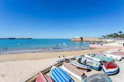 a group of boats sitting on the beach at Apartamento El SABIO by Cadiz4Rentals in Cádiz