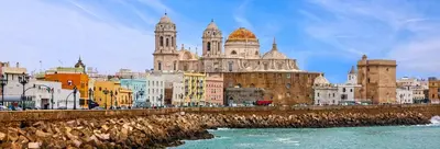 a view of a city with buildings and the water at Estudio Deluxe Playa de la Victoria in Cádiz