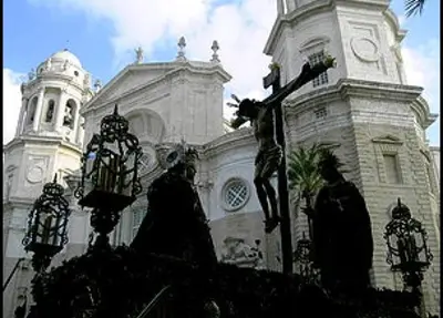 a statue of a woman in front of a building at Casa Caleta a 2 minutos de la playa in Cádiz
