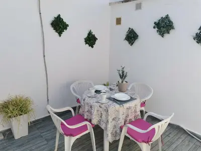 a sign that says se gullica flaica with illustrations at Casasjerezanas Loft Las Flores in Jerez de la Frontera
