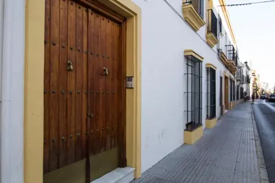 a wooden door on the side of a building at Apartamento Cielo 35 in El Puerto de Santa María