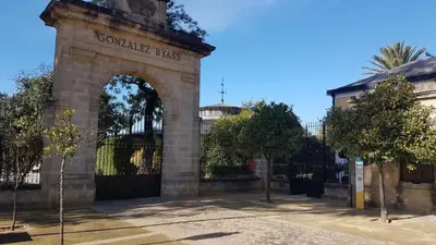 an entrance to a gate to a building at Apartamento con Vistas al González Byass in Jerez de la Frontera