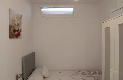 a bedroom with a bed and a window at Apartamento en Conil con piscina in Conil de la Frontera